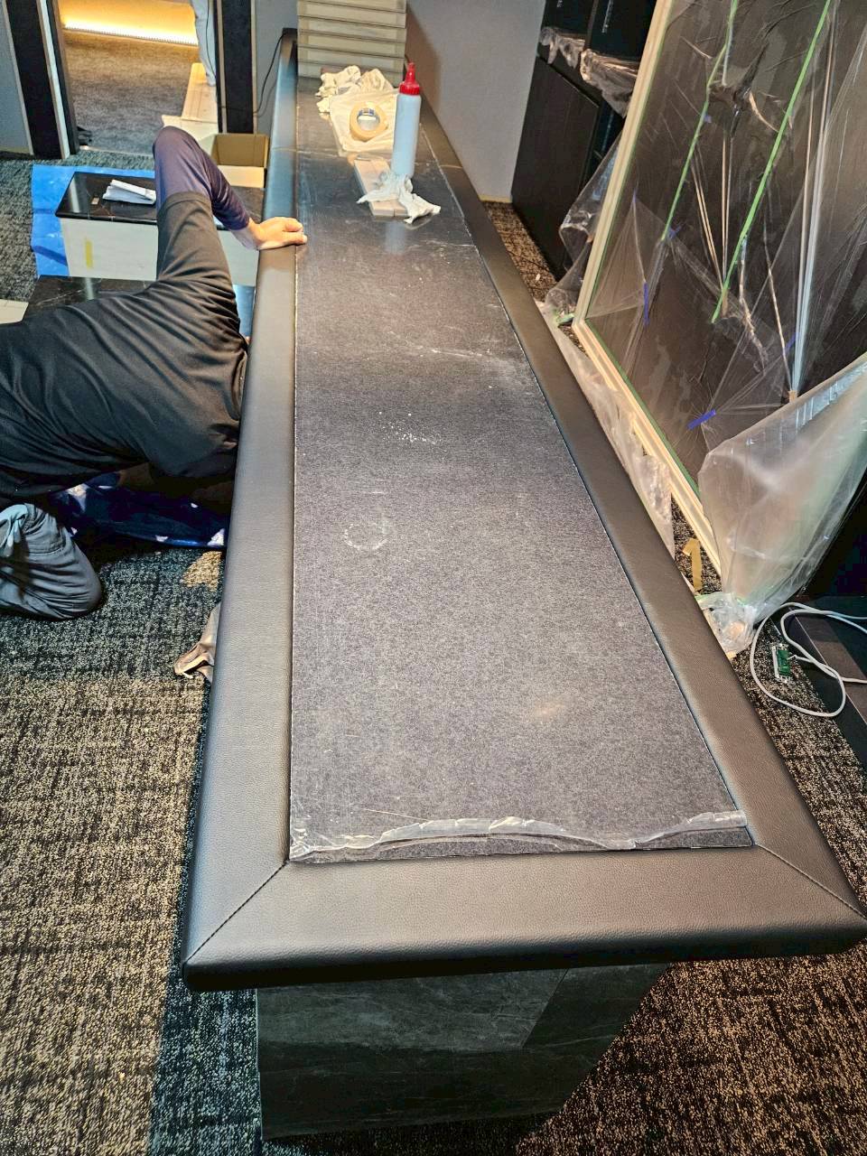 カウンターのへりにレザー張り　心斎橋　特注家具製作事例ご覧ください。