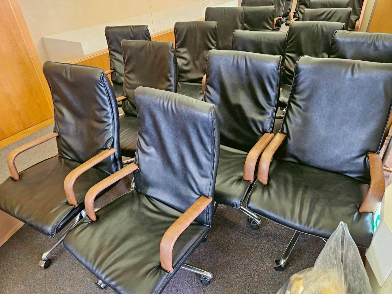 佛教大学　会議室　肘のみ張り替え　商業施設製作事例ご覧ください。