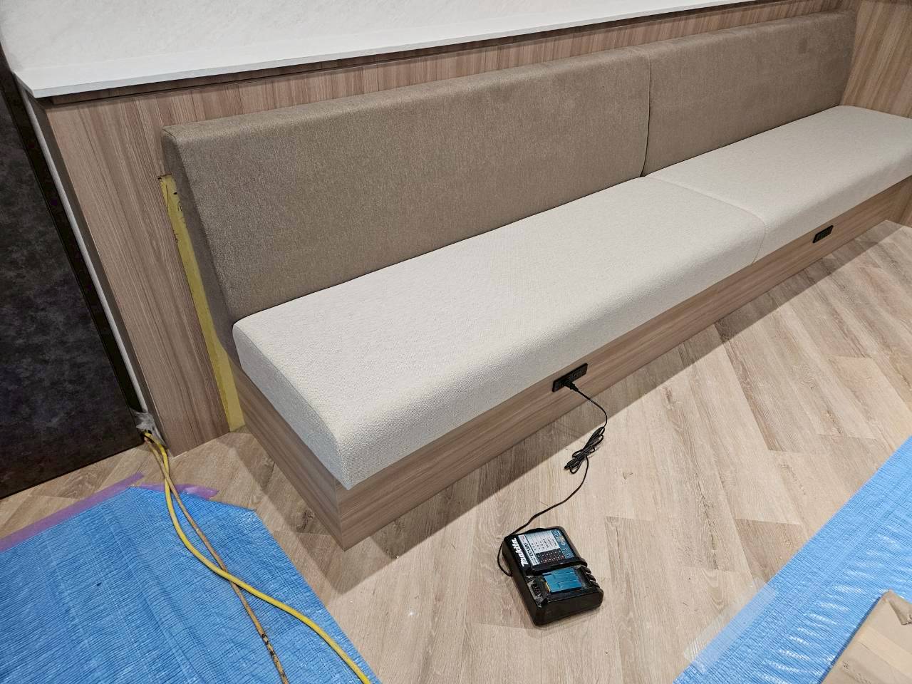 東京　オフィス　張替＆新規　オフィスベンチ製作事例ご覧ください。