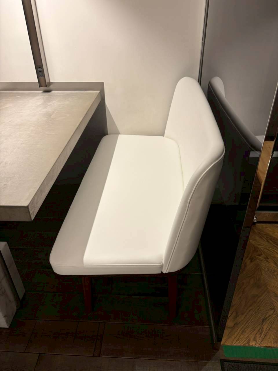 銀座アンリシャルパンティエ　張り替え　飲食店製作事例ご覧ください。