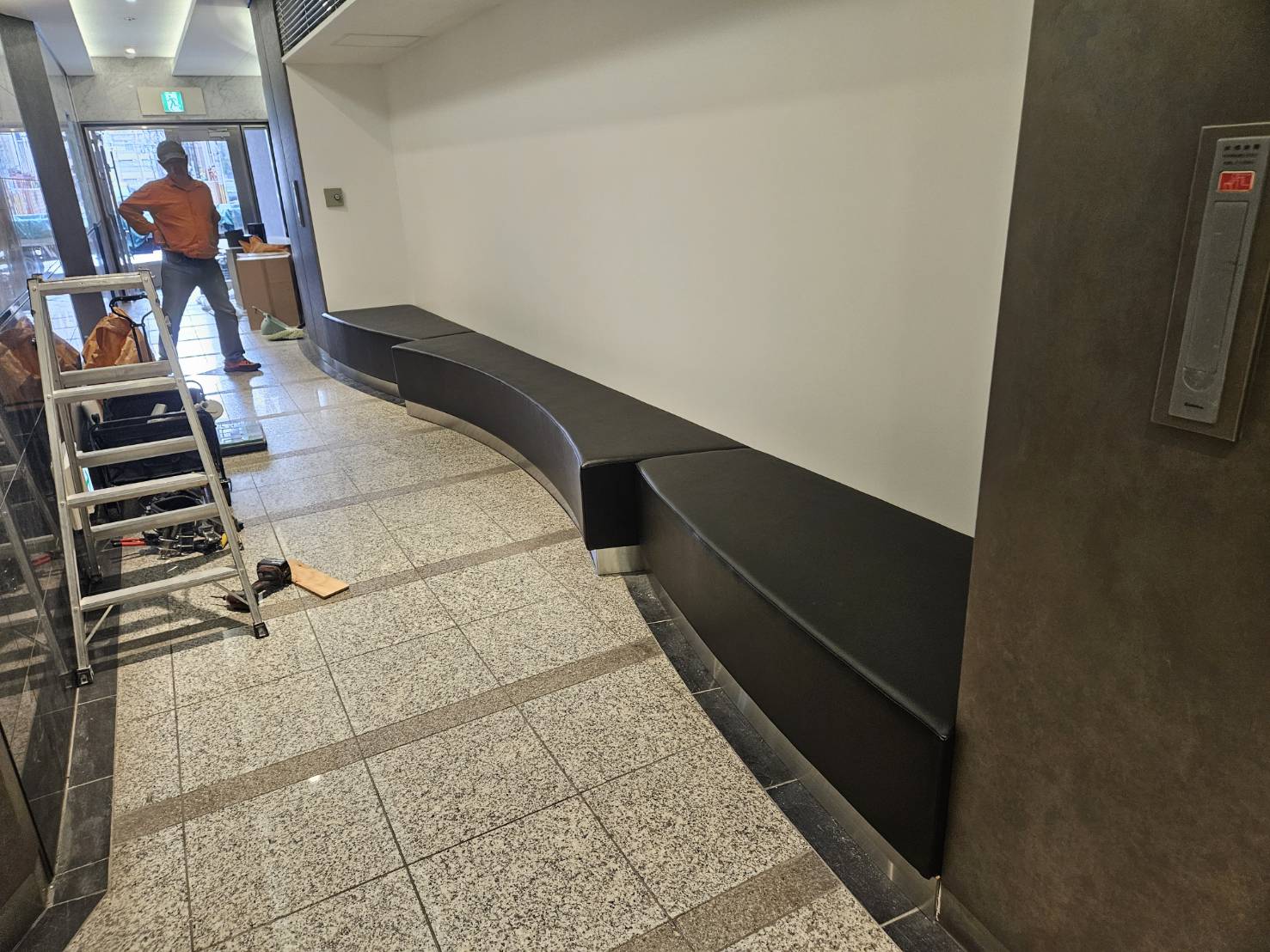 南堀江　某会社エントランス　オフィスベンチ製作事例ご覧ください。